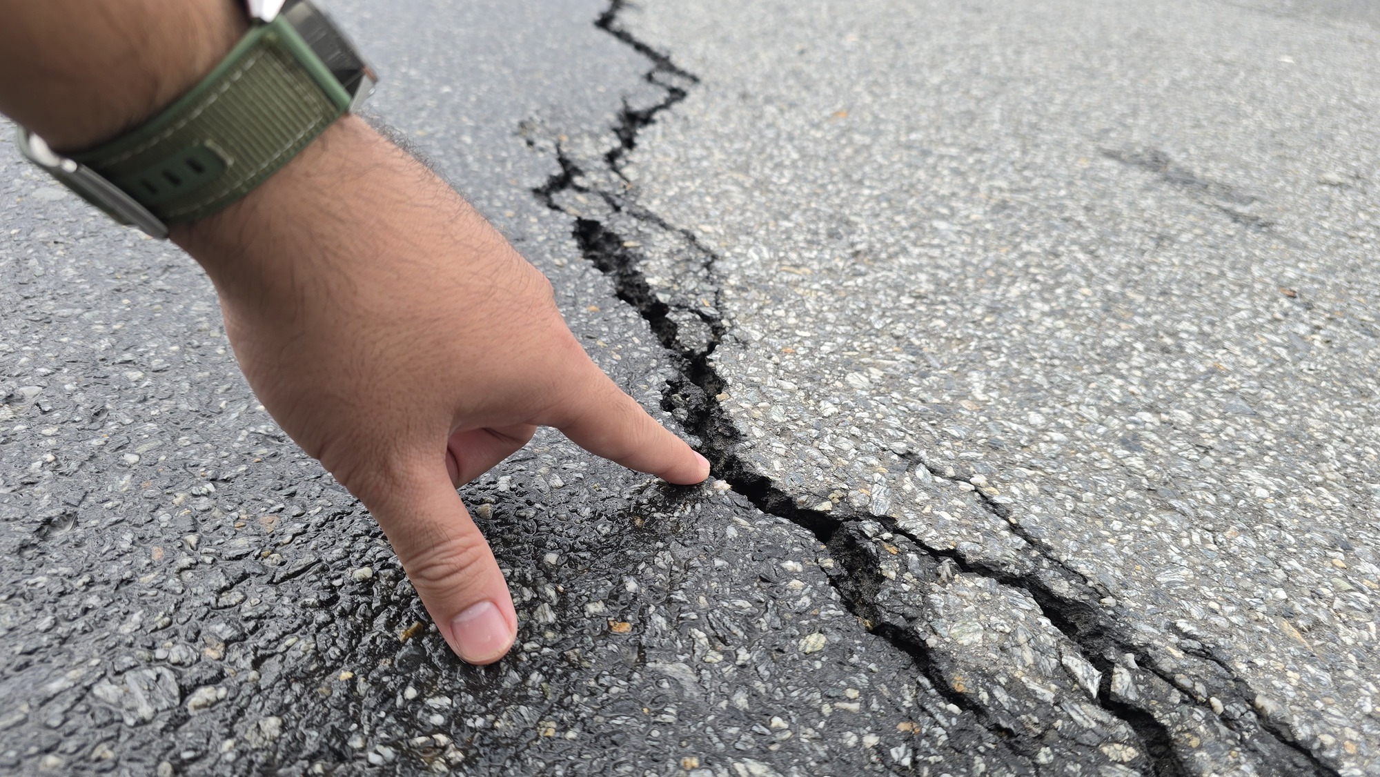 Vụ hố tử thần Đà Nẵng: Nguy cơ sụt lún trên đường Ngô Quyền - Ảnh 3.