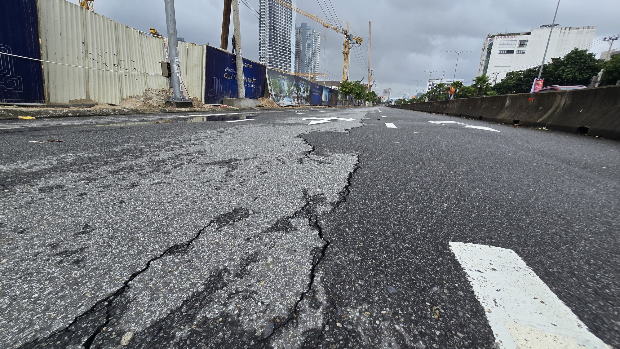 Vụ hố tử thần Đà Nẵng: Nguy cơ sụt lún trên đường Ngô Quyền - Ảnh 2.