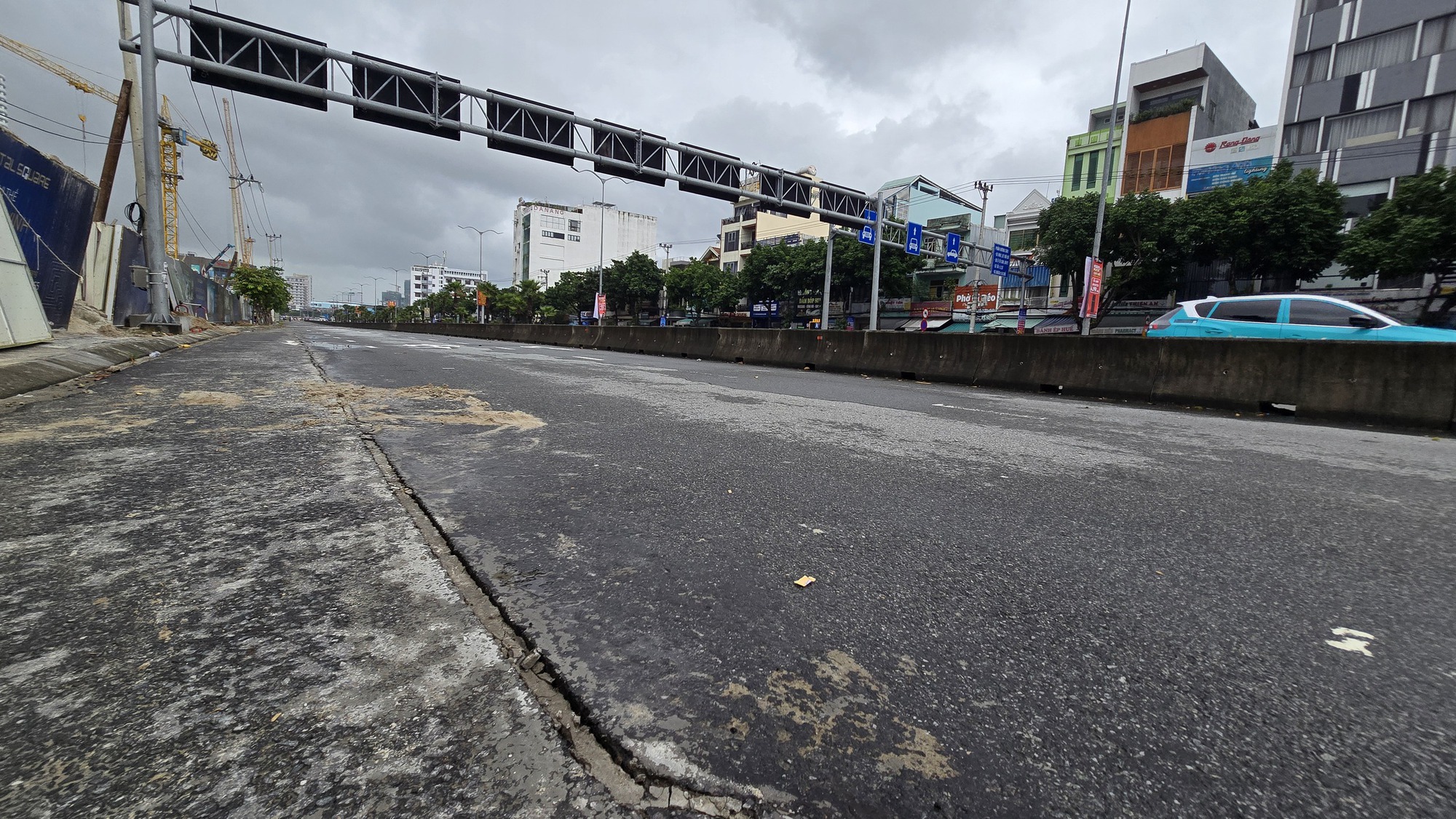 Vụ hố tử thần Đà Nẵng: Nguy cơ sụt lún trên đường Ngô Quyền - Ảnh 4.