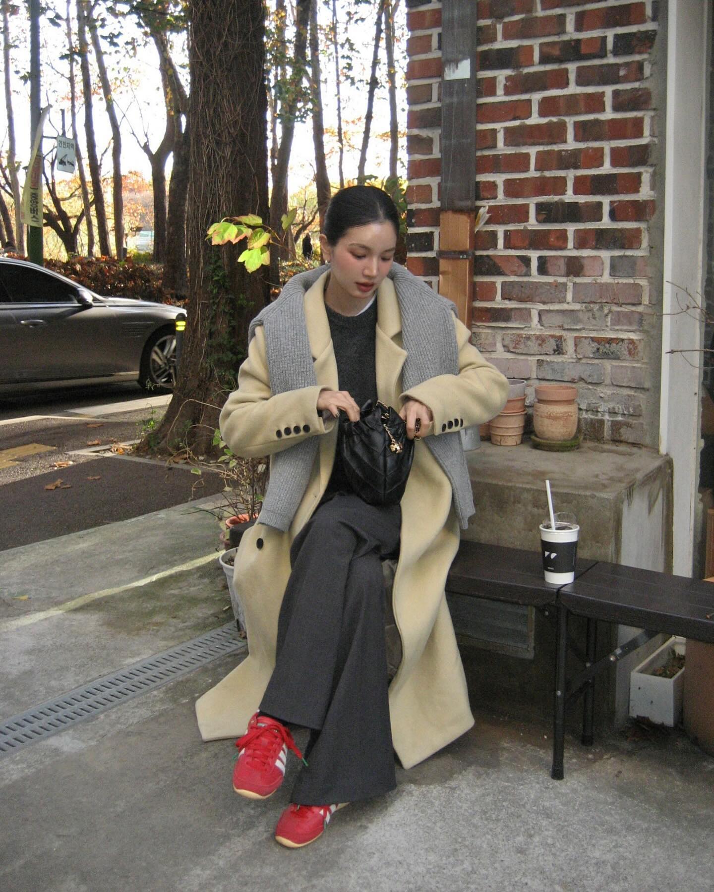 Dọn tủ đồ cuối năm chỉ cần giữ lại đúng 3 đôi giày bệt giúp cả outfit thêm sang trọng - Ảnh 6. Dọn tủ đồ cuối năm chỉ cần giữ lại đúng 3 đôi giày bệt giúp cả outfit thêm sang trọng - Ảnh 6.