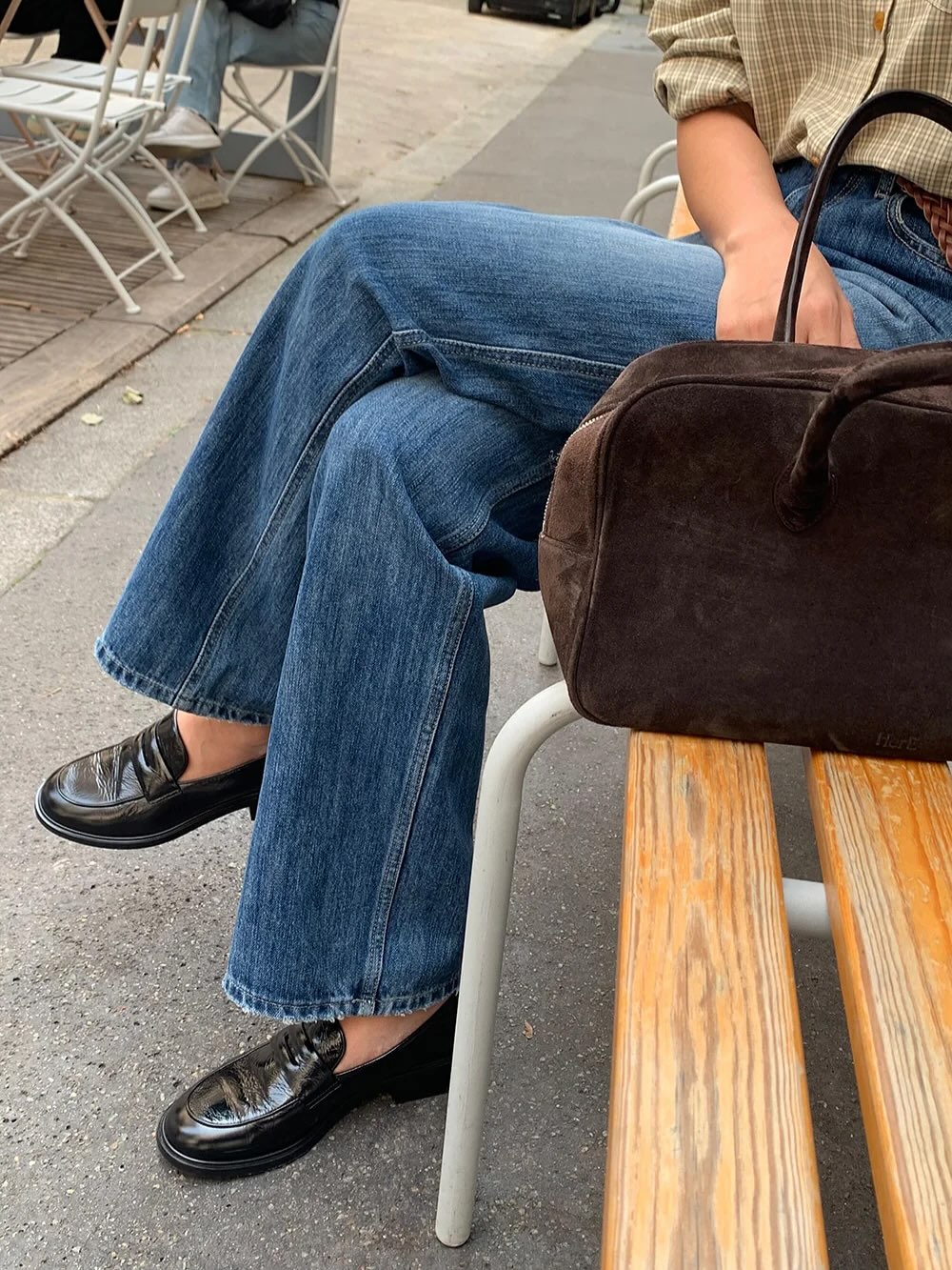 Dọn tủ đồ cuối năm chỉ cần giữ lại đúng 3 đôi giày bệt giúp cả outfit thêm sang trọng - Ảnh 3. Dọn tủ đồ cuối năm chỉ cần giữ lại đúng 3 đôi giày bệt giúp cả outfit thêm sang trọng - Ảnh 3.