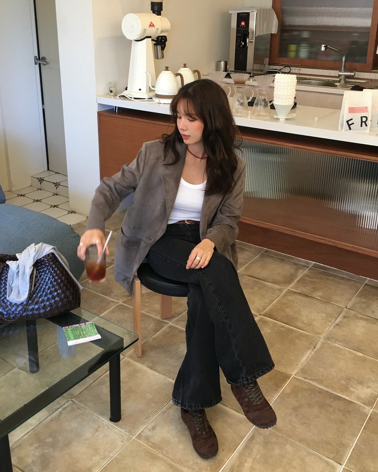 Dọn tủ đồ cuối năm chỉ cần giữ lại đúng 3 đôi giày bệt giúp cả outfit thêm sang trọng - Ảnh 7. Dọn tủ đồ cuối năm chỉ cần giữ lại đúng 3 đôi giày bệt giúp cả outfit thêm sang trọng - Ảnh 7.