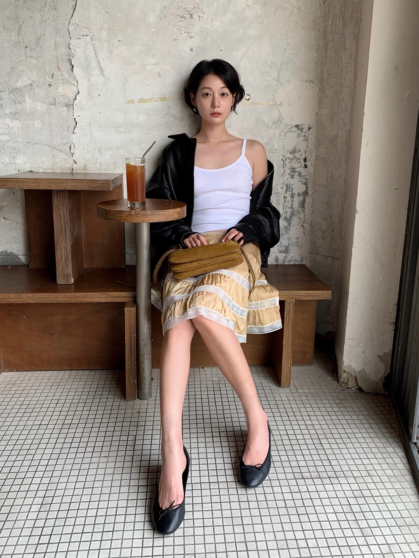 Dọn tủ đồ cuối năm chỉ cần giữ lại đúng 3 đôi giày bệt giúp cả outfit thêm sang trọng - Ảnh 4. Dọn tủ đồ cuối năm chỉ cần giữ lại đúng 3 đôi giày bệt giúp cả outfit thêm sang trọng - Ảnh 4.