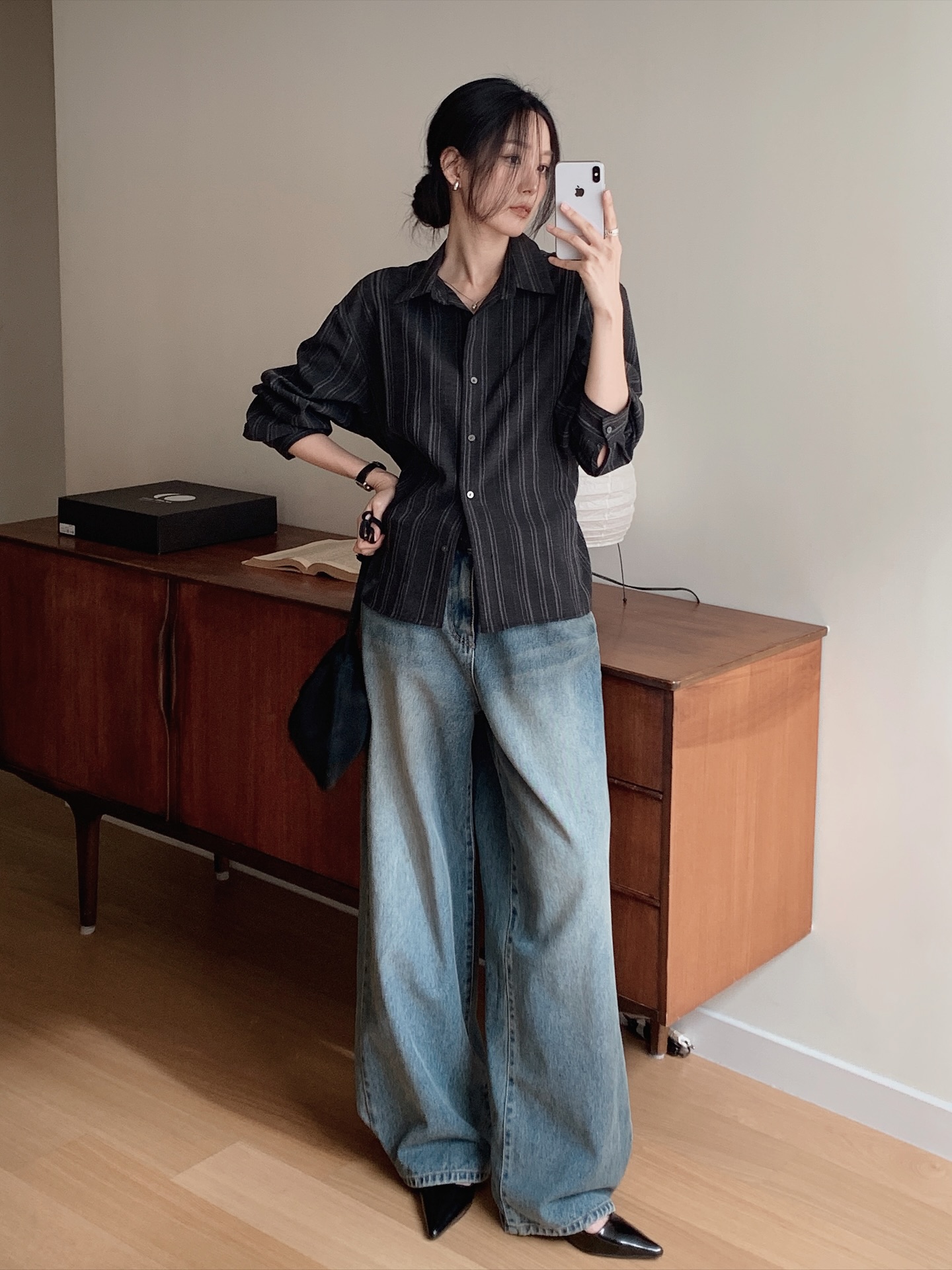 Dọn tủ đồ cuối năm chỉ cần giữ lại đúng 3 đôi giày bệt giúp cả outfit thêm sang trọng - Ảnh 5. Dọn tủ đồ cuối năm chỉ cần giữ lại đúng 3 đôi giày bệt giúp cả outfit thêm sang trọng - Ảnh 5.