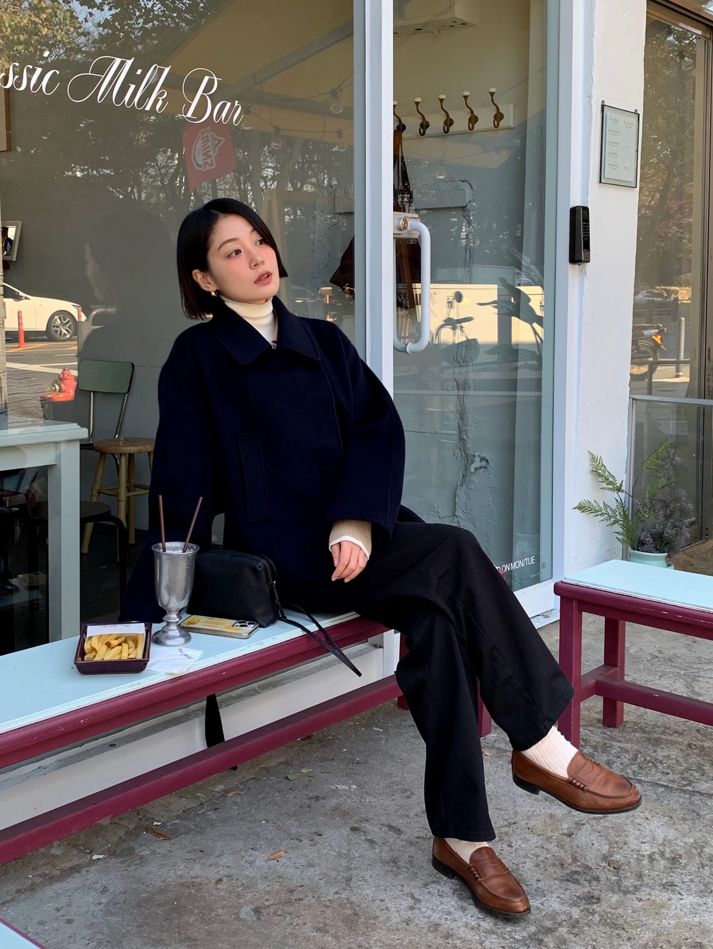 Dọn tủ đồ cuối năm chỉ cần giữ lại đúng 3 đôi giày bệt giúp cả outfit thêm sang trọng - Ảnh 2. Dọn tủ đồ cuối năm chỉ cần giữ lại đúng 3 đôi giày bệt giúp cả outfit thêm sang trọng - Ảnh 2.