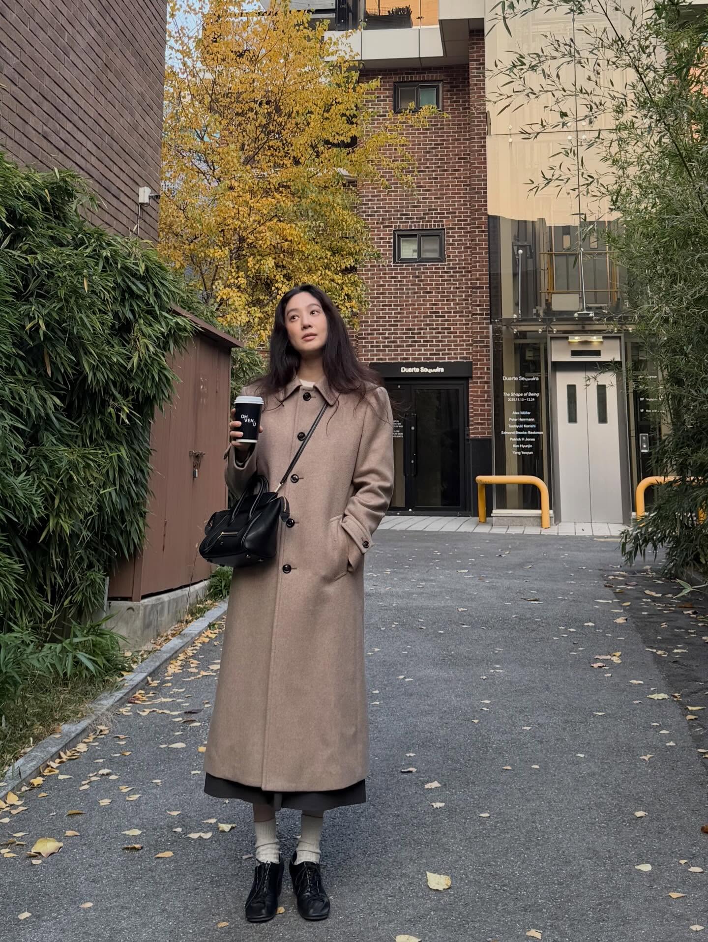 Ngắm phong cách tối giản của Jung Ryeo Won: Nét đẹp thanh lịch ở tuổi 44 - Ảnh 1.