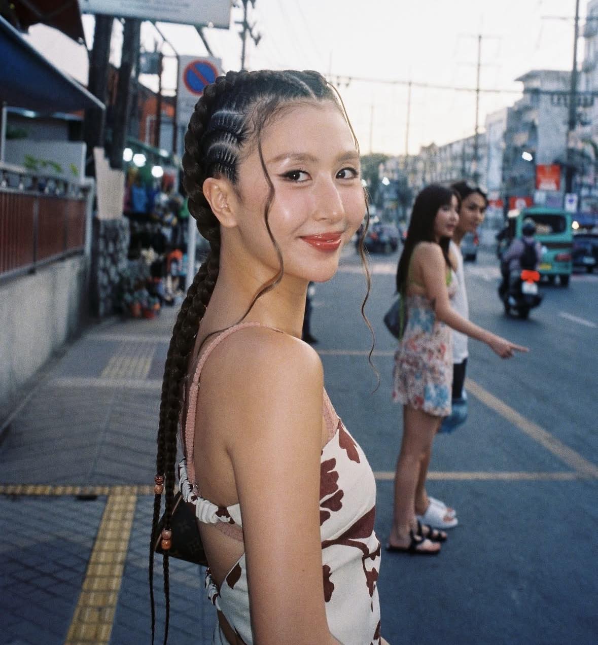 Mối quan hệ của Tăng Duy Tân và Bích Phương Qua ảnh ôm eo gây sốt mạng xã hội - Ảnh 2.