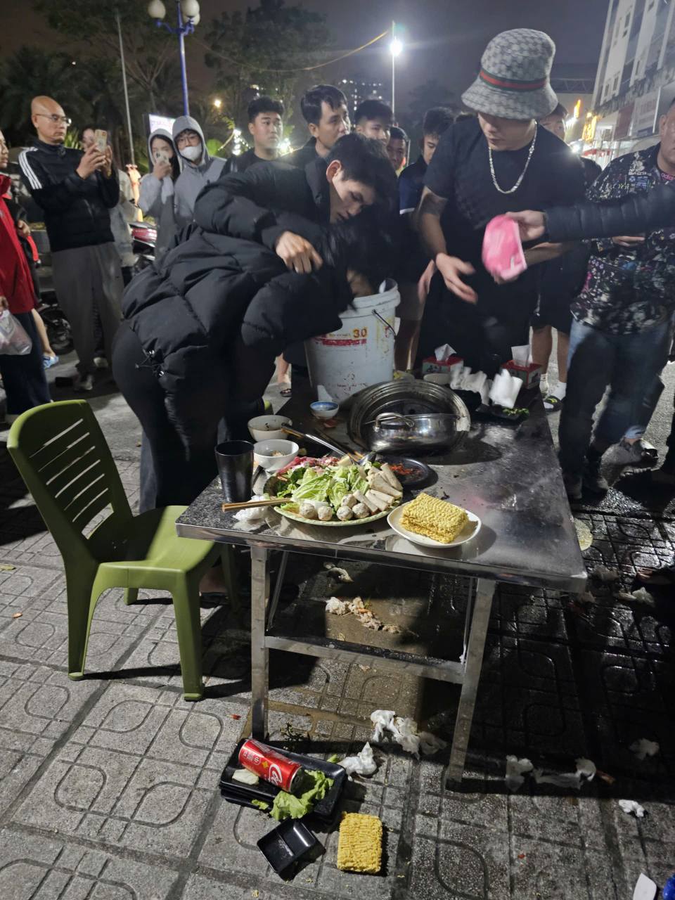 Nổ bình gas mini tại quán lẩu ở Hà Nội khiến cô gái bị thương - Ảnh 1.