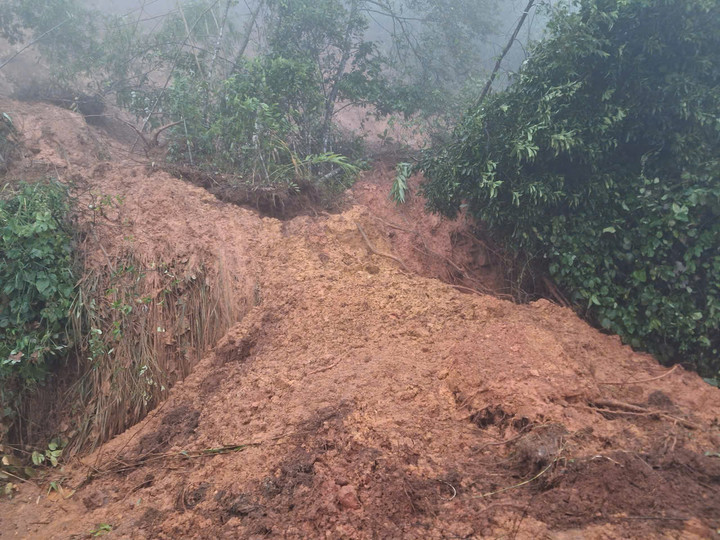 Đèo Gia Bắc Lâm Đồng xuất hiện sạt lở nghiêm trọng , hơn 20 ô tô mắc kẹt - Ảnh 1.