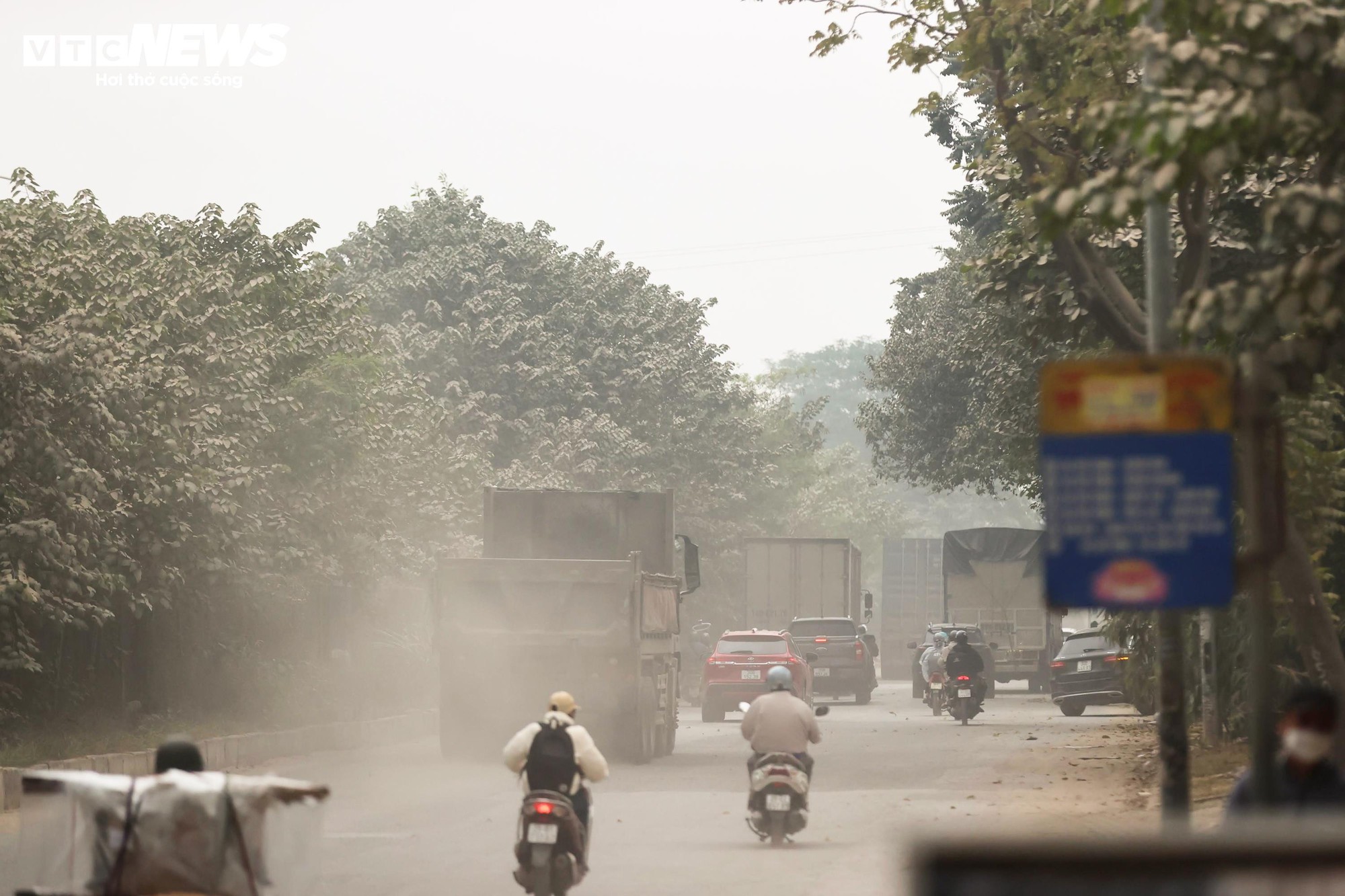 Bụi mù bao phủ Hà Nội: Tình trạng ô nhiễm nghiêm trọng ảnh hưởng đến sức khỏe - Ảnh 10.