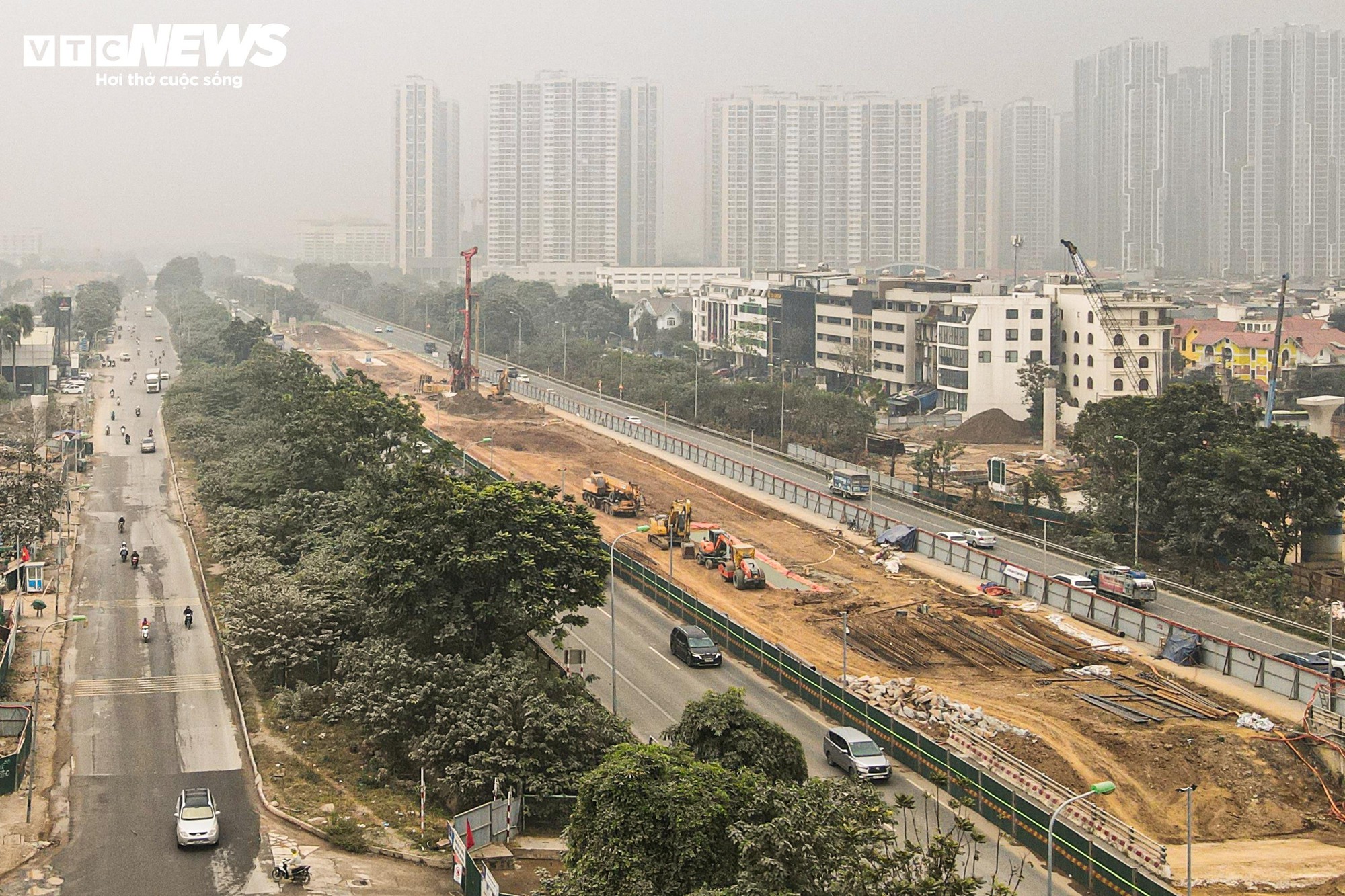 Bụi mù bao phủ Hà Nội: Tình trạng ô nhiễm nghiêm trọng ảnh hưởng đến sức khỏe - Ảnh 1.