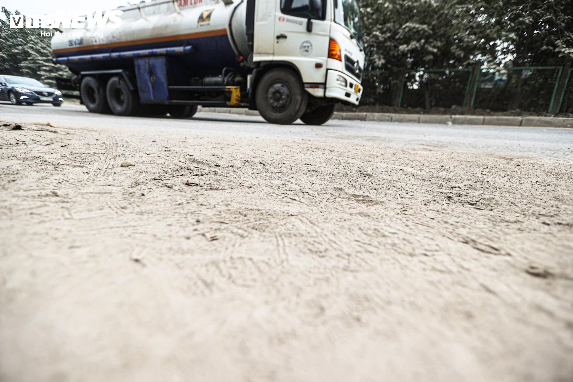 Bụi mù bao phủ Hà Nội: Tình trạng ô nhiễm nghiêm trọng ảnh hưởng đến sức khỏe - Ảnh 12.