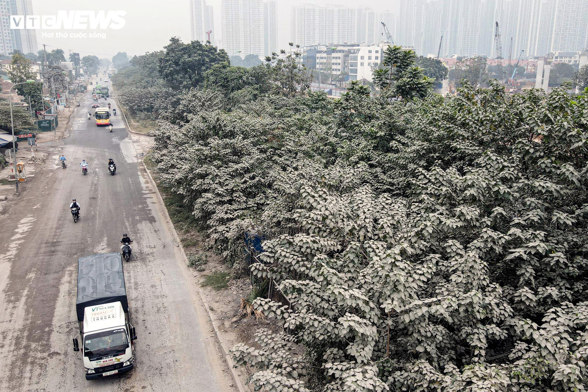 Bụi mù bao phủ Hà Nội: Tình trạng ô nhiễm nghiêm trọng ảnh hưởng đến sức khỏe - Ảnh 4.