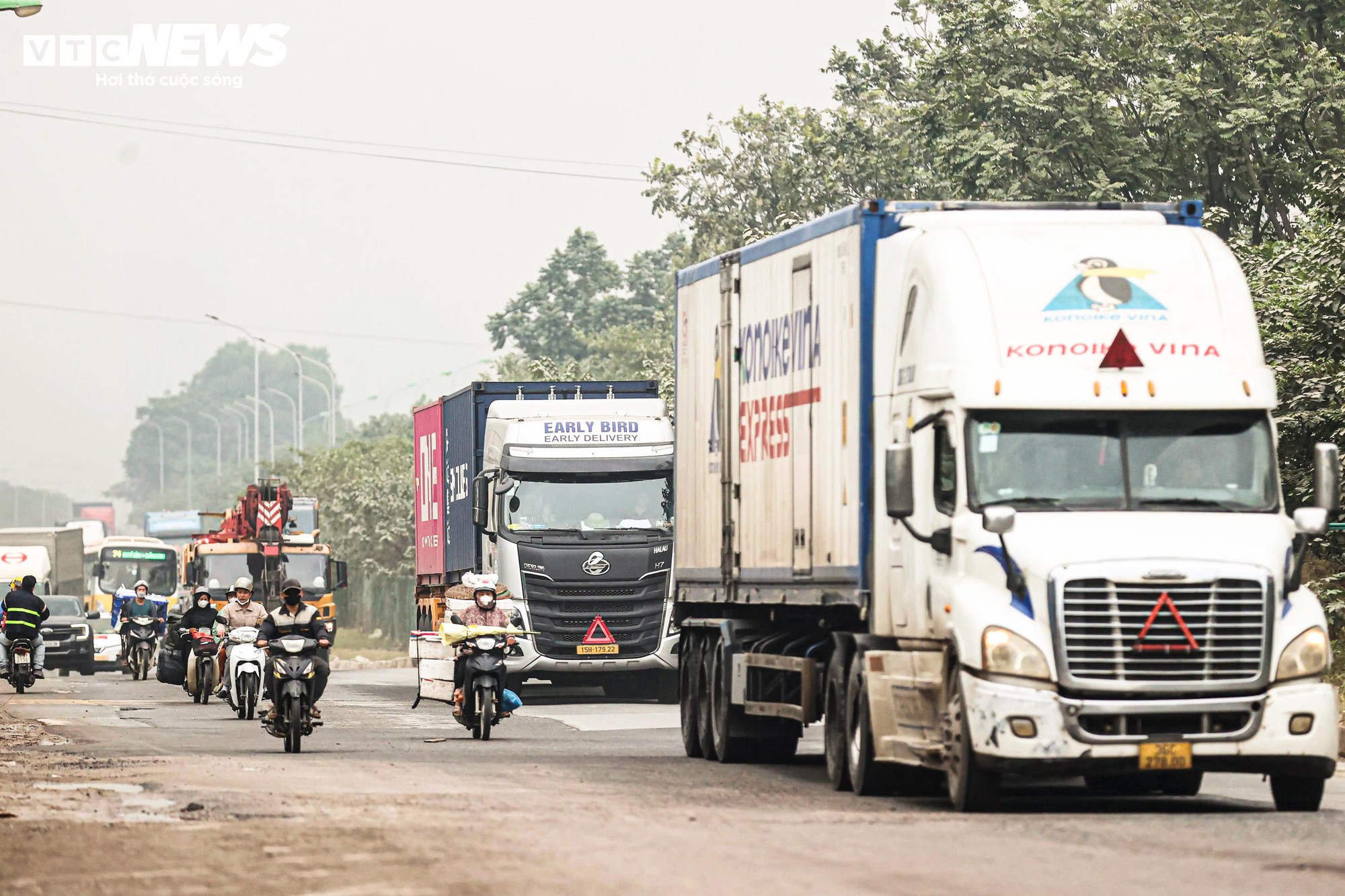 Bụi mù bao phủ Hà Nội: Tình trạng ô nhiễm nghiêm trọng ảnh hưởng đến sức khỏe - Ảnh 8.