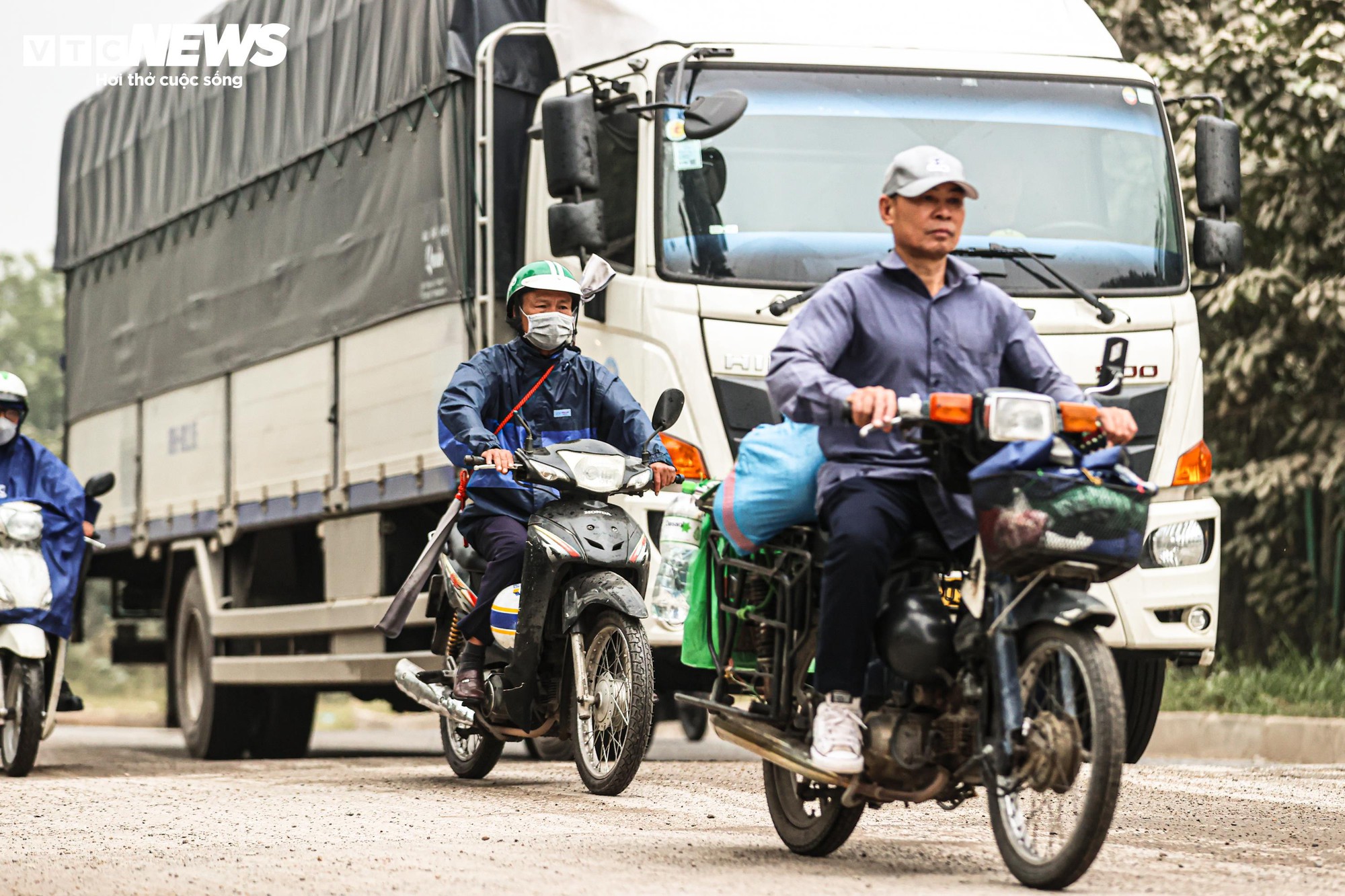 Bụi mù bao phủ Hà Nội: Tình trạng ô nhiễm nghiêm trọng ảnh hưởng đến sức khỏe - Ảnh 3.