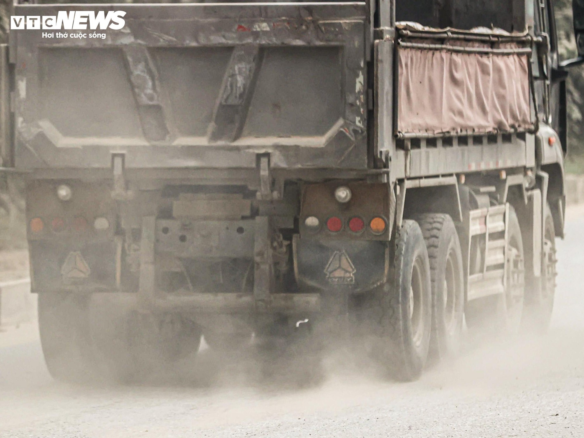Bụi mù bao phủ Hà Nội: Tình trạng ô nhiễm nghiêm trọng ảnh hưởng đến sức khỏe - Ảnh 6.