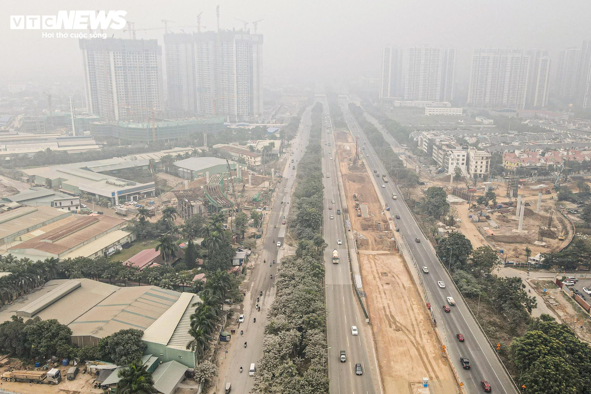Bụi mù bao phủ Hà Nội: Tình trạng ô nhiễm nghiêm trọng ảnh hưởng đến sức khỏe - Ảnh 7.