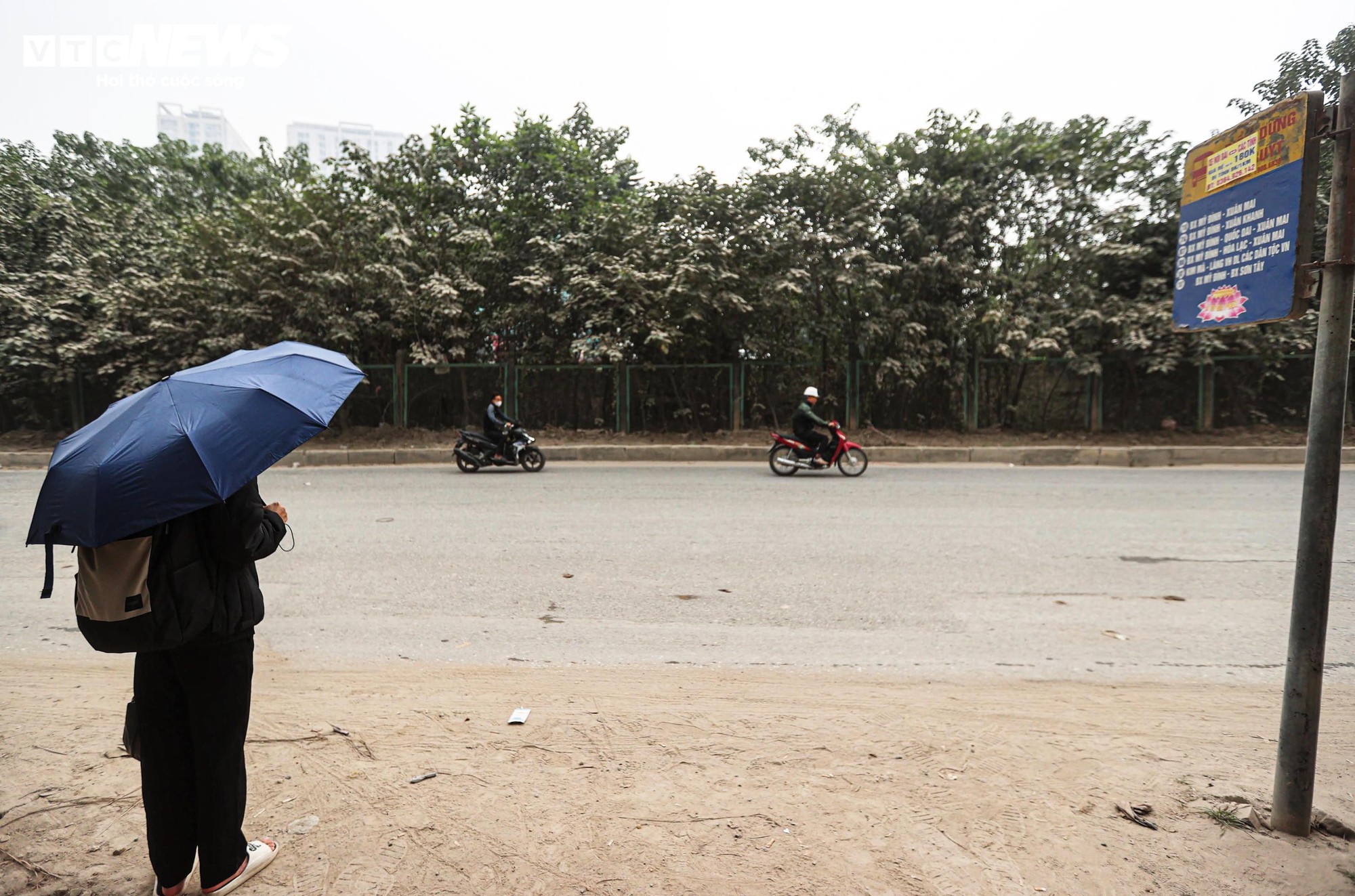 Bụi mù bao phủ Hà Nội: Tình trạng ô nhiễm nghiêm trọng ảnh hưởng đến sức khỏe - Ảnh 9.