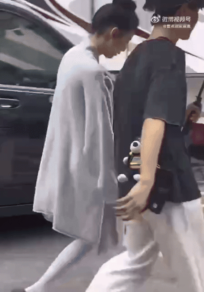 Bạch nguyệt quang đình đám ép cân, lộ chân gầy phát sợ- Ảnh 1.