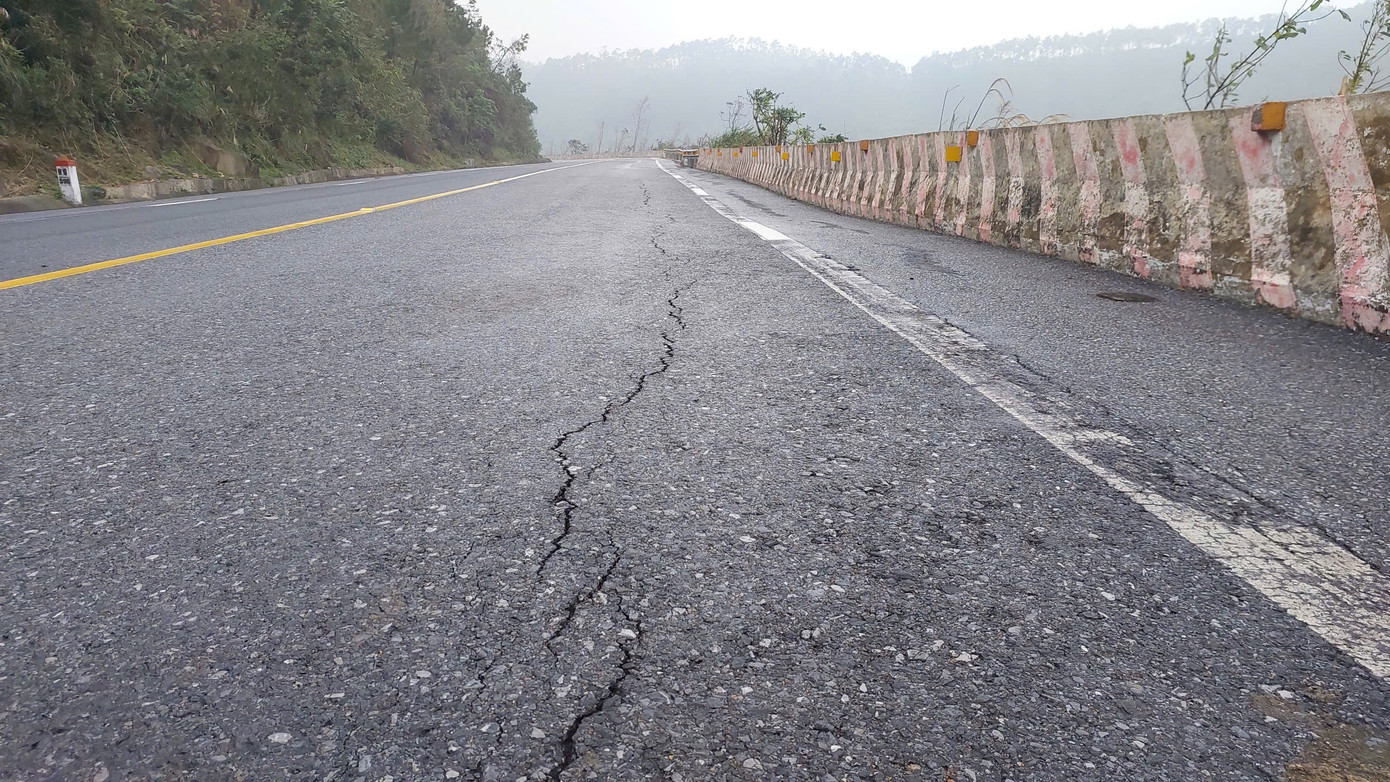 Giun trồi lên chết khô và vết nứt bất thường tại Đèo Ngang , Quảng Trị - Ảnh 2.