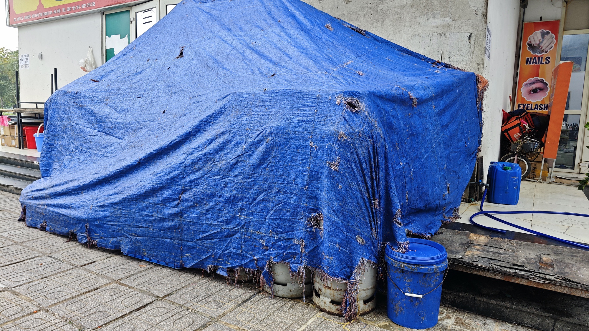 Nổ bình gas mini tại quán lẩu ở Hà Nội khiến cô gái bị thương - Ảnh 2.