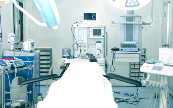 Trồng răng Implant có đau không? Bác sĩ Răng Hàm Mặt giải đáp - Ảnh 2.