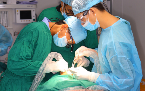 Trồng răng Implant có đau không? Bác sĩ Răng Hàm Mặt giải đáp - Ảnh 3.