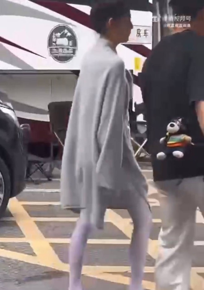 Bạch nguyệt quang đình đám ép cân, lộ chân gầy phát sợ- Ảnh 2.