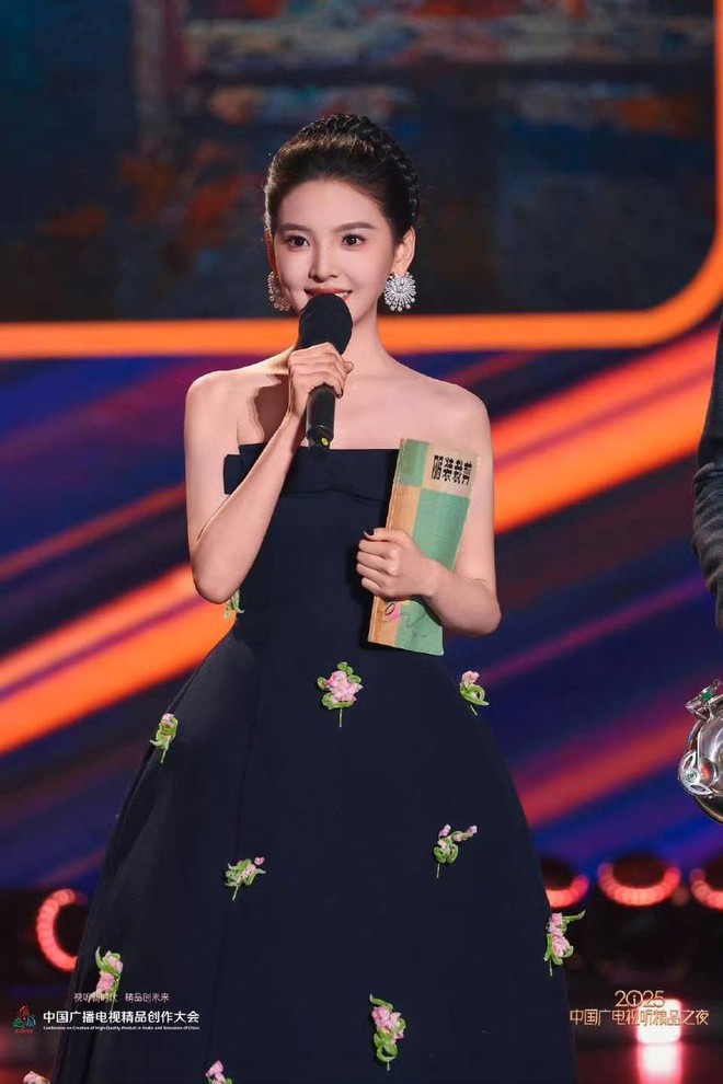 Bạch nguyệt quang đình đám ép cân, lộ chân gầy phát sợ- Ảnh 12.