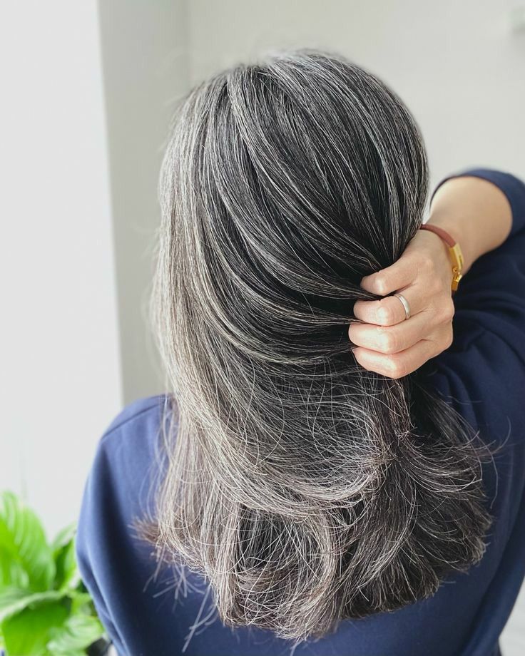 Cách chăm sóc tóc bạc cho phụ nữ trung niên: Làm sao để luôn bóng đẹp và không khô xơ, ngả vàng?- Ảnh 6. Cách chăm sóc tóc bạc cho phụ nữ trung niên: Làm sao để luôn bóng đẹp và không khô xơ, ngả vàng?- Ảnh 6.