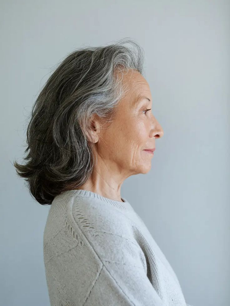 Cách chăm sóc tóc bạc cho phụ nữ trung niên: Làm sao để luôn bóng đẹp và không khô xơ, ngả vàng?- Ảnh 11. Cách chăm sóc tóc bạc cho phụ nữ trung niên: Làm sao để luôn bóng đẹp và không khô xơ, ngả vàng?- Ảnh 11.