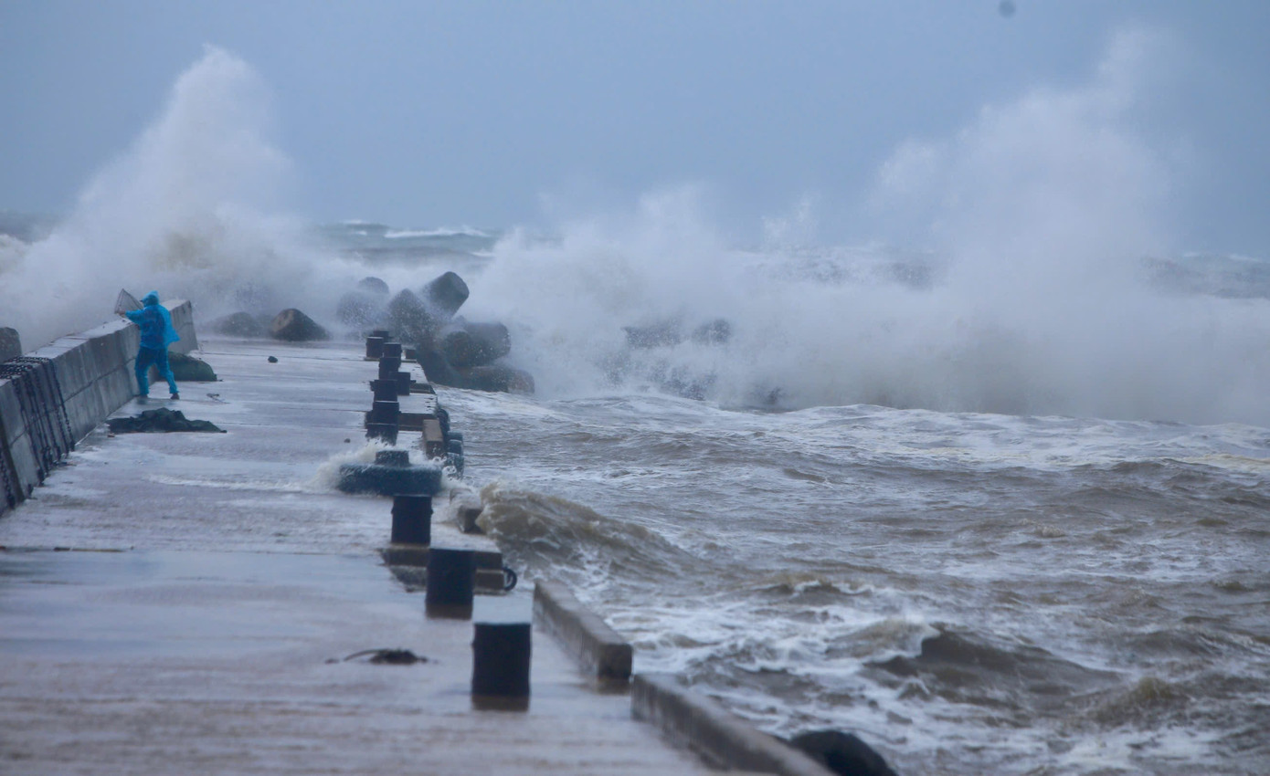 Biển Đông sắp đón bão số 16 gây ảnh hưởng lớn đến miền Trung Việt Nam - Ảnh 1.