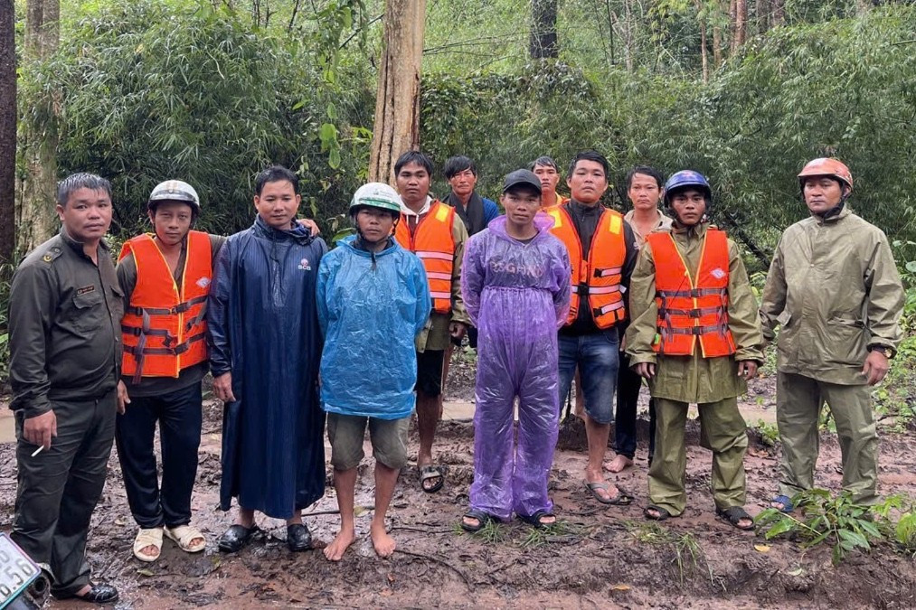 Giải cứu 6 cán bộ đo đạc giữa dòng lũ lụt Lâm Đồng an toàn trở về - Ảnh 1.