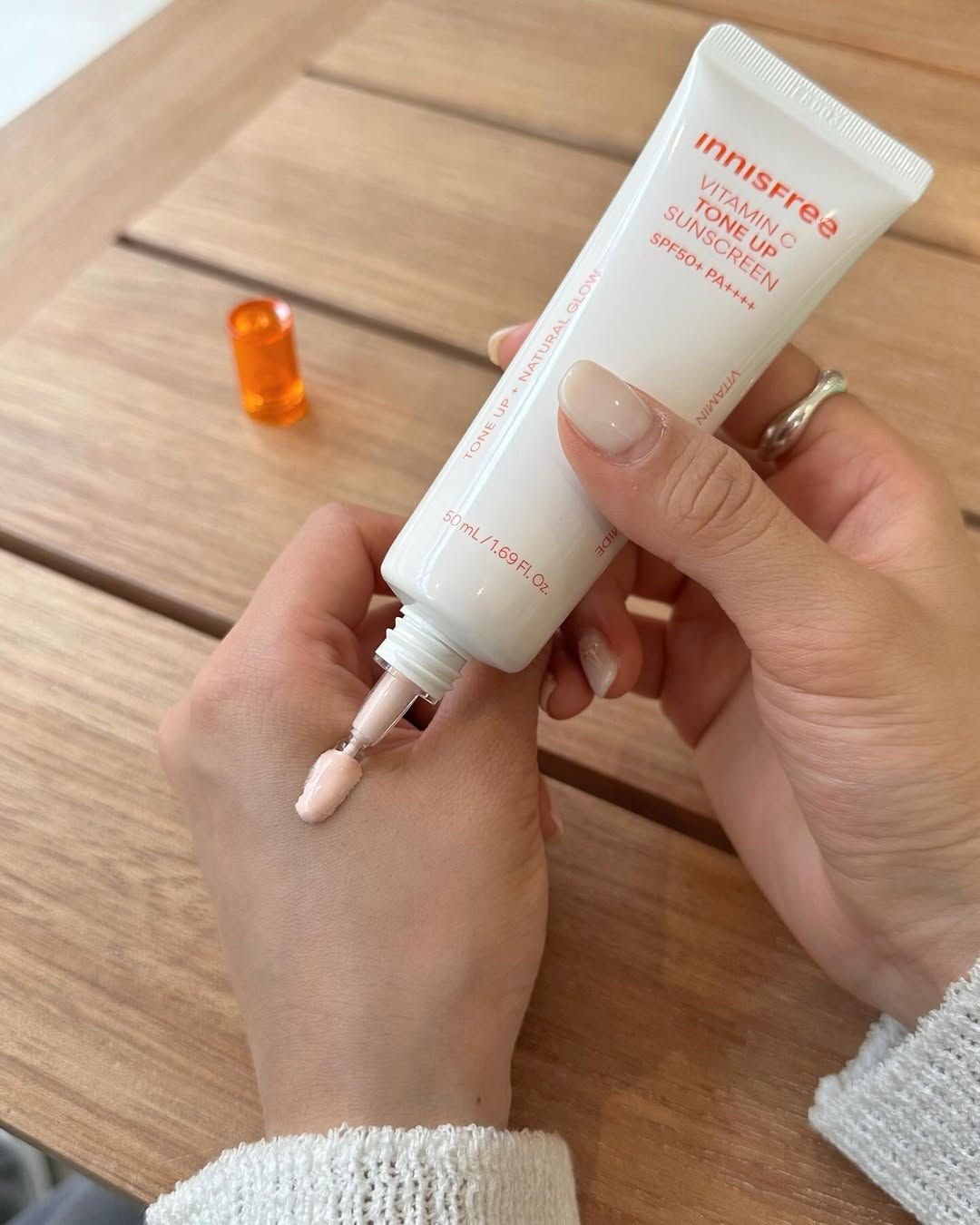 5 sữa chống nắng nâng tông ráo mịn cho nàng công sở lười makeup đậm - Ảnh 2. 5 sữa chống nắng nâng tông ráo mịn cho nàng công sở lười makeup đậm - Ảnh 2.