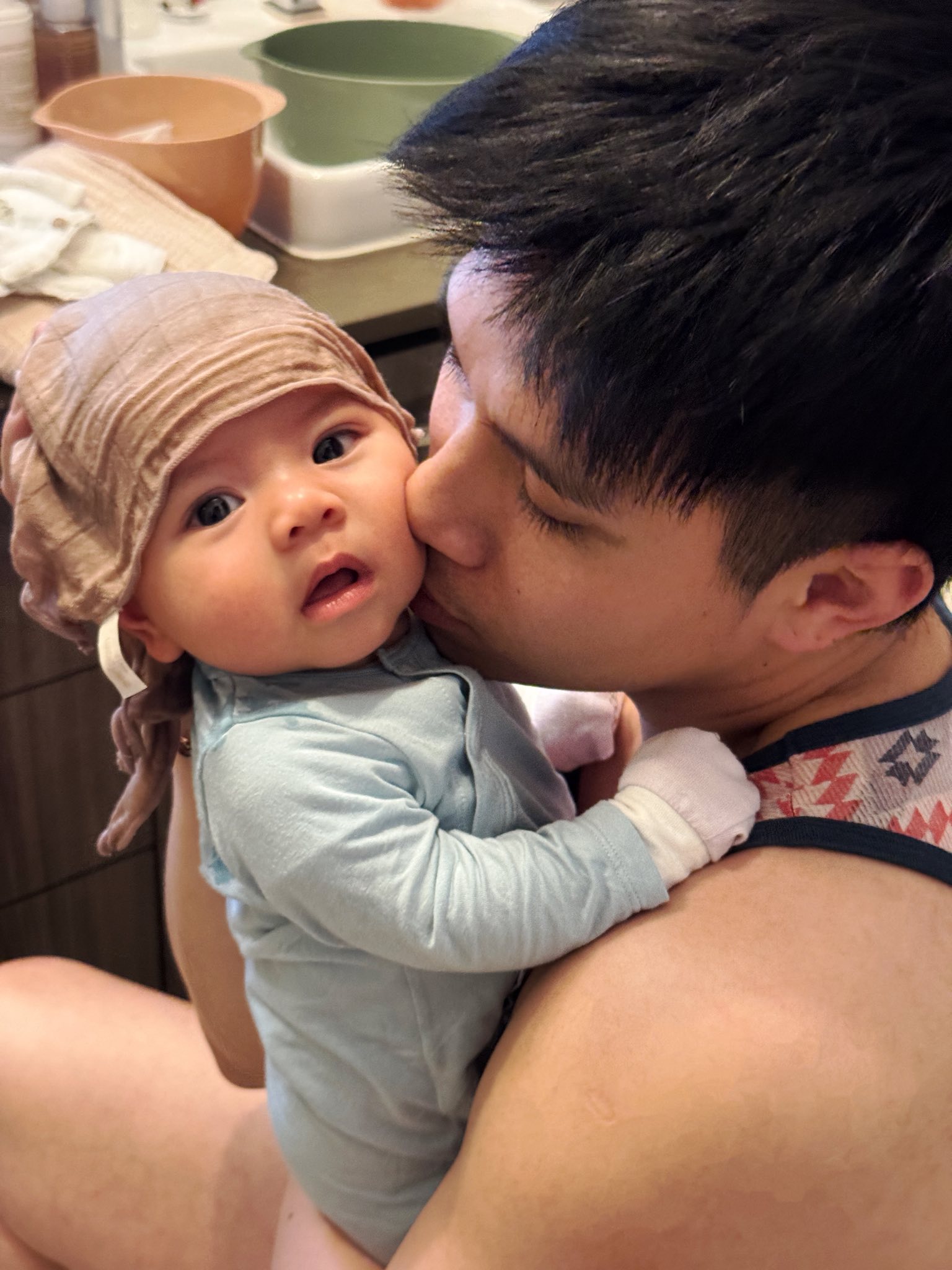 Mẹ bỉm Đặng Tiểu Tô Sa khoe chồng chăm con cực khéo: Lần đầu làm bố nhưng tắm cho bé sơ sinh cực "mát tay”- Ảnh 6. Mẹ bỉm Đặng Tiểu Tô Sa khoe chồng chăm con cực khéo: Lần đầu làm bố nhưng tắm cho bé sơ sinh cực "mát tay”- Ảnh 6.