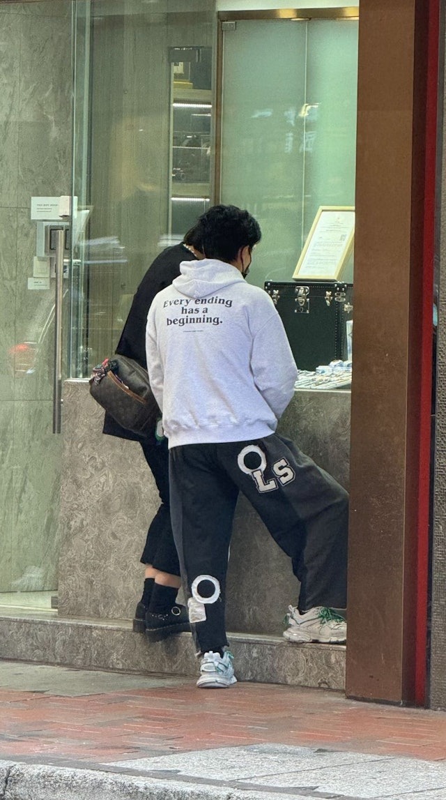 “Tóm dính” nam thần hạng A dạo phố cùng gái lạ, ngoại hình hốc hác đến khó tin - Ảnh 2. “Tóm dính” nam thần hạng A dạo phố cùng gái lạ, ngoại hình hốc hác đến khó tin - Ảnh 2.