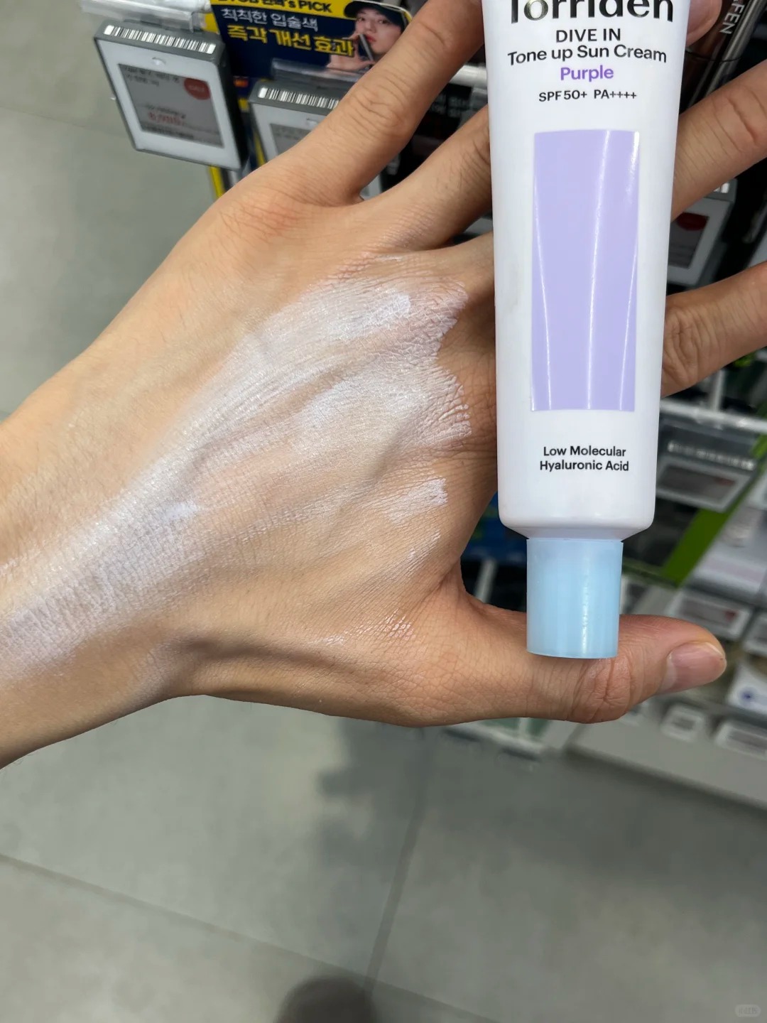 5 sữa chống nắng nâng tông ráo mịn cho nàng công sở lười makeup đậm - Ảnh 3. 5 sữa chống nắng nâng tông ráo mịn cho nàng công sở lười makeup đậm - Ảnh 3.