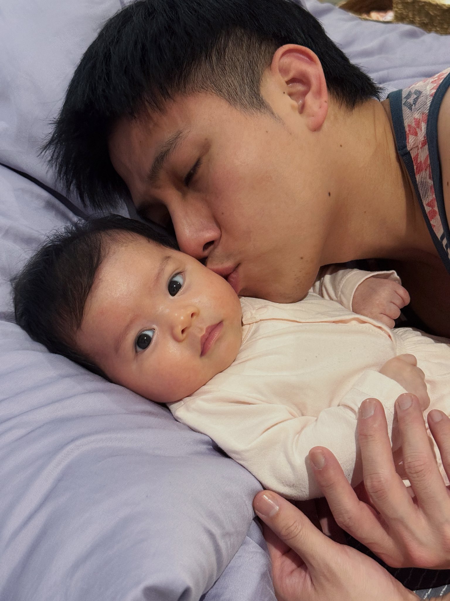 Mẹ bỉm Đặng Tiểu Tô Sa khoe chồng chăm con cực khéo: Lần đầu làm bố nhưng tắm cho bé sơ sinh cực "mát tay”- Ảnh 5. Mẹ bỉm Đặng Tiểu Tô Sa khoe chồng chăm con cực khéo: Lần đầu làm bố nhưng tắm cho bé sơ sinh cực "mát tay”- Ảnh 5.