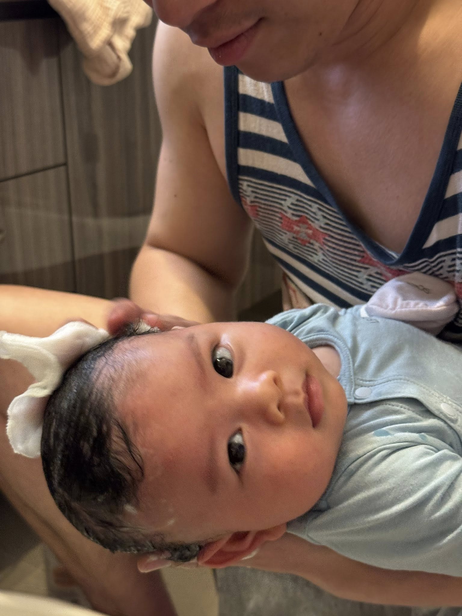 Mẹ bỉm Đặng Tiểu Tô Sa khoe chồng chăm con cực khéo: Lần đầu làm bố nhưng tắm cho bé sơ sinh cực "mát tay”- Ảnh 3. Mẹ bỉm Đặng Tiểu Tô Sa khoe chồng chăm con cực khéo: Lần đầu làm bố nhưng tắm cho bé sơ sinh cực "mát tay”- Ảnh 3.