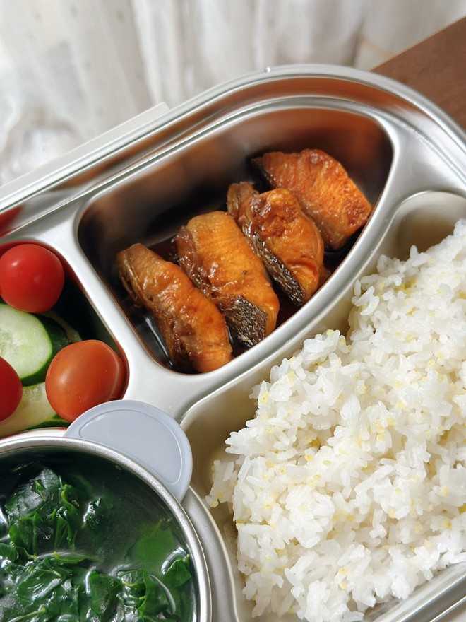 2 em bé hôm nào cũng háo hức, mong đợi đến giờ nghỉ trưa để khám phá bí mật 