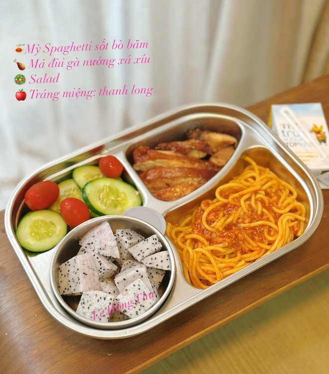 2 em bé hôm nào cũng háo hức, mong đợi đến giờ nghỉ trưa để khám phá bí mật 