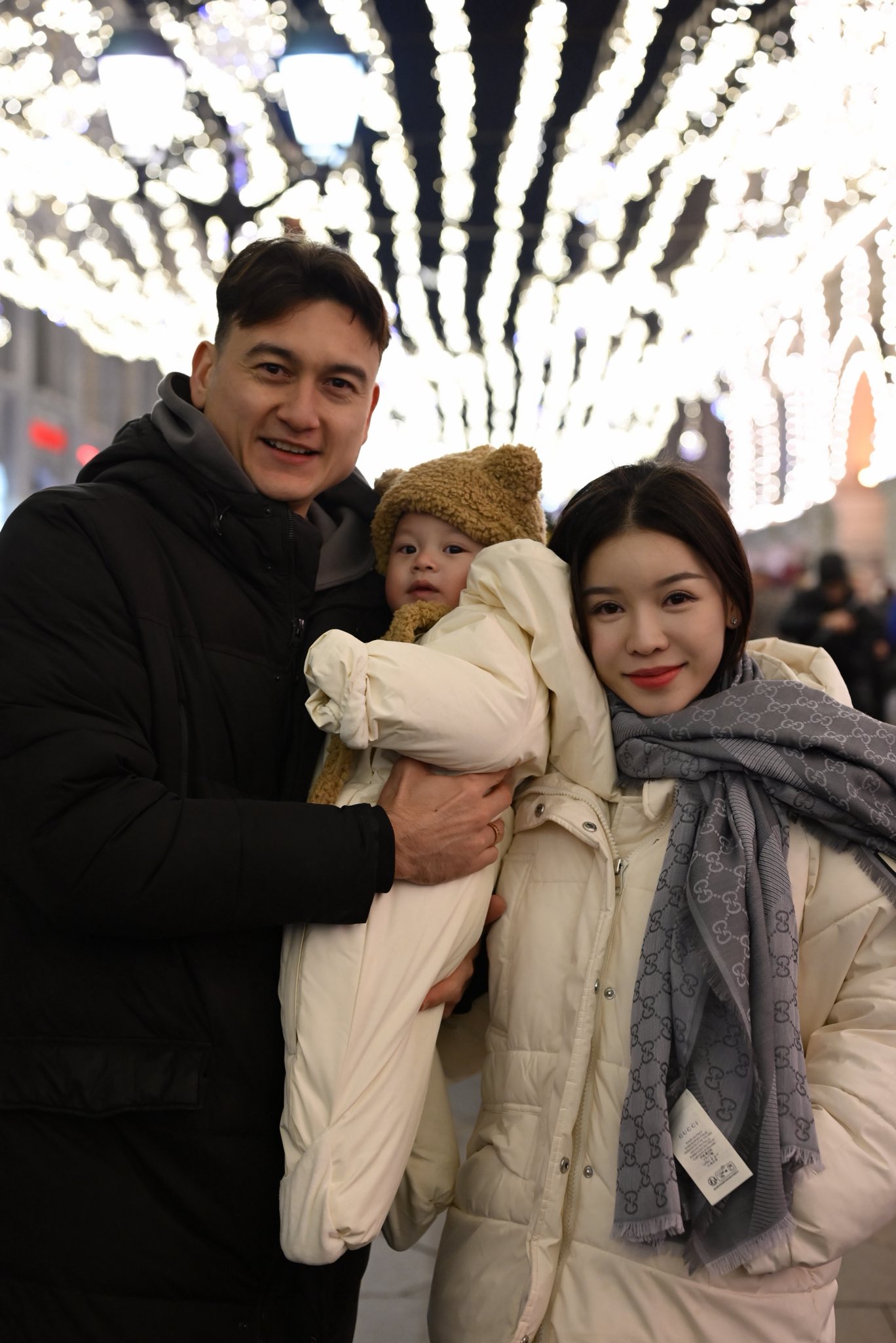 Gia đình thủ môn Lâm Tây và Yến Xuân đưa con trai về Nga, khung hình gia đình đẹp xuất sắc- Ảnh 1. Gia đình thủ môn Lâm Tây và Yến Xuân đưa con trai về Nga, khung hình gia đình đẹp xuất sắc- Ảnh 1.