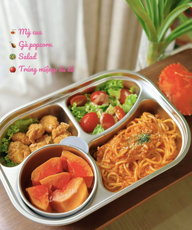 2 em bé hôm nào cũng háo hức, mong đợi đến giờ nghỉ trưa để khám phá bí mật 