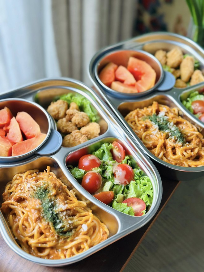 2 em bé hôm nào cũng háo hức, mong đợi đến giờ nghỉ trưa để khám phá bí mật 