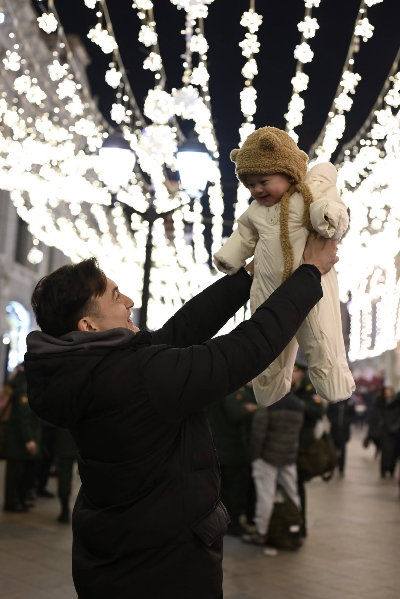 Gia đình thủ môn Lâm Tây và Yến Xuân đưa con trai về Nga, khung hình gia đình đẹp xuất sắc- Ảnh 2. Gia đình thủ môn Lâm Tây và Yến Xuân đưa con trai về Nga, khung hình gia đình đẹp xuất sắc- Ảnh 2.