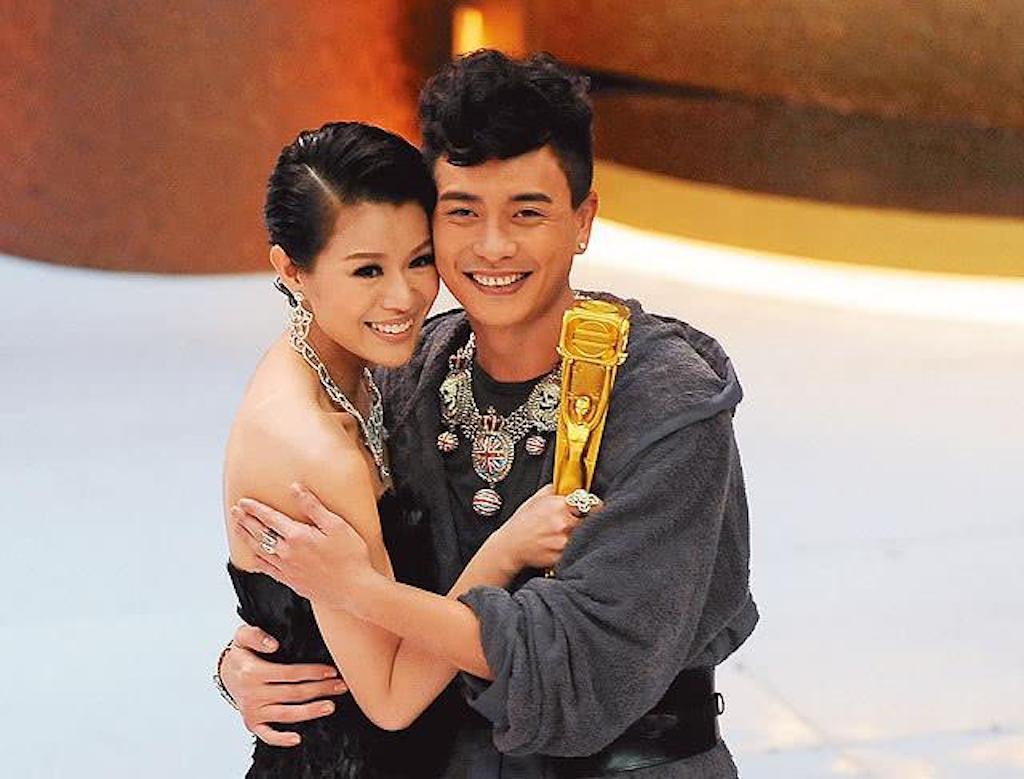 “Tóm dính” nam thần hạng A dạo phố cùng gái lạ, ngoại hình hốc hác đến khó tin - Ảnh 5. “Tóm dính” nam thần hạng A dạo phố cùng gái lạ, ngoại hình hốc hác đến khó tin - Ảnh 5.