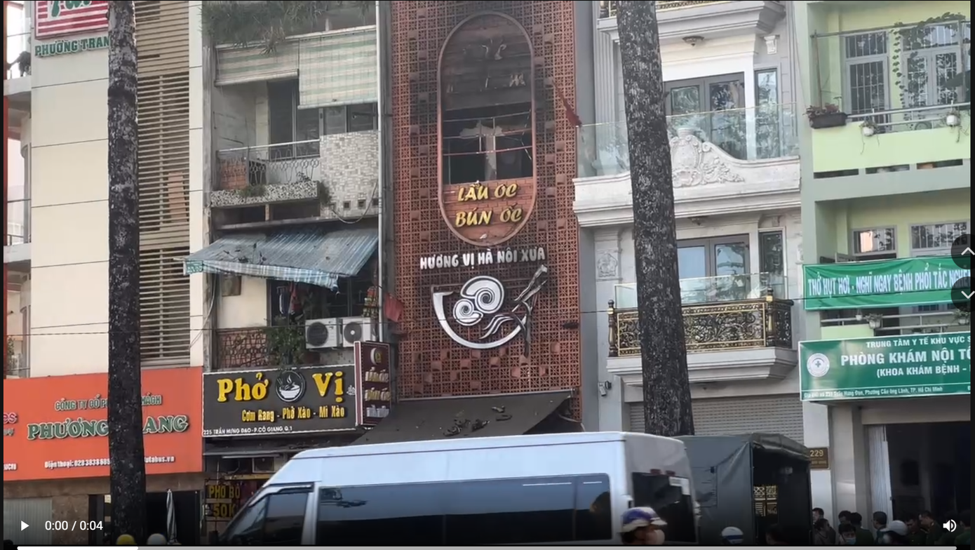 Vụ cháy quán ăn ở TPHCM: Cha gào khóc xin cứu con giữa biển lửa - Ảnh 3.