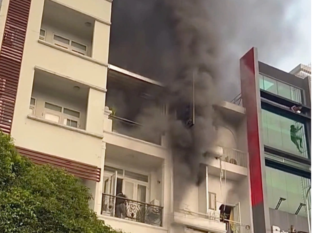 Công an TP.HCM điều tra vụ cháy nhà trọ nghiêm trọng khiến 2 người chết - Ảnh 1.