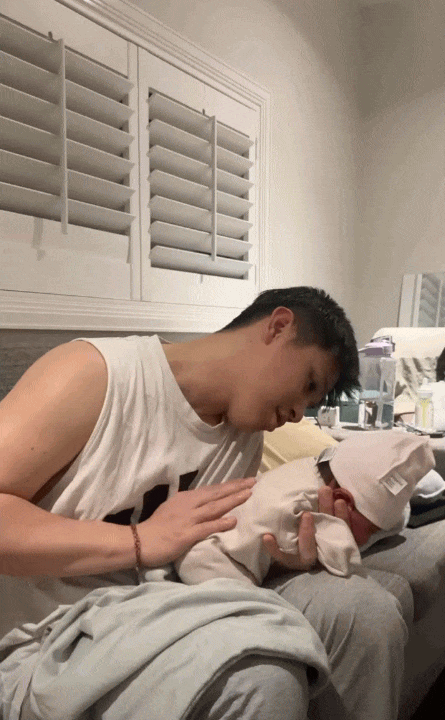 Mẹ bỉm Đặng Tiểu Tô Sa khoe chồng chăm con cực khéo: Lần đầu làm bố nhưng tắm cho bé sơ sinh cực "mát tay”- Ảnh 8. Mẹ bỉm Đặng Tiểu Tô Sa khoe chồng chăm con cực khéo: Lần đầu làm bố nhưng tắm cho bé sơ sinh cực "mát tay”- Ảnh 8.