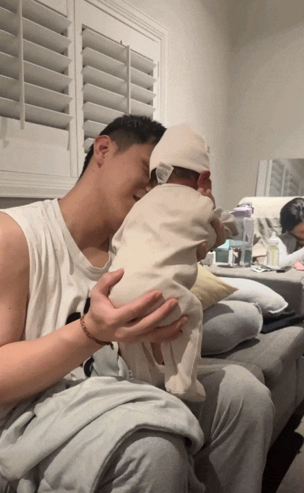 Mẹ bỉm Đặng Tiểu Tô Sa khoe chồng chăm con cực khéo: Lần đầu làm bố nhưng tắm cho bé sơ sinh cực "mát tay”- Ảnh 9. Mẹ bỉm Đặng Tiểu Tô Sa khoe chồng chăm con cực khéo: Lần đầu làm bố nhưng tắm cho bé sơ sinh cực "mát tay”- Ảnh 9.